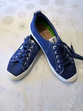 Cariuma OCA Low Top Pantone Classic Blue Canvas Sneakers Shoes Women 8